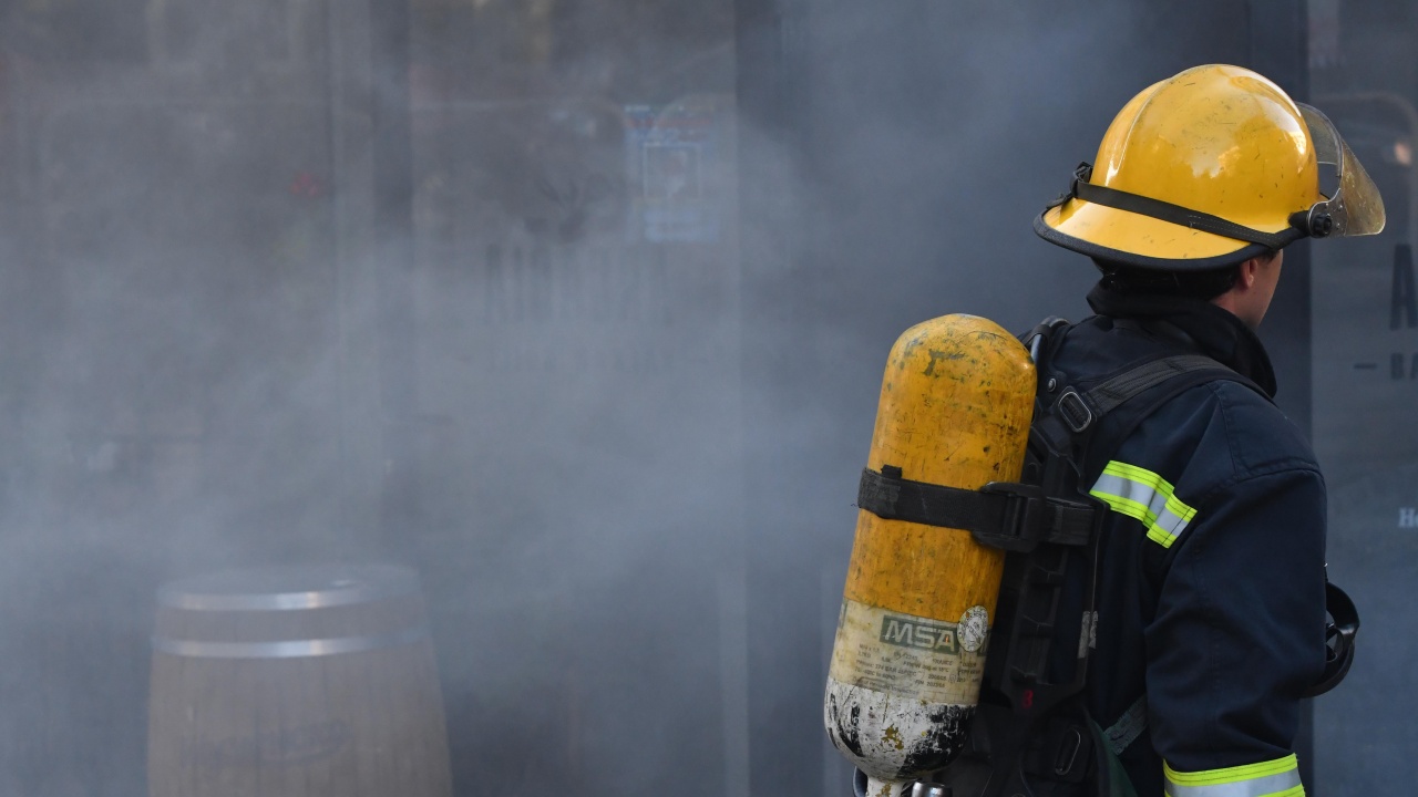 Мъж пострада при пожар в София