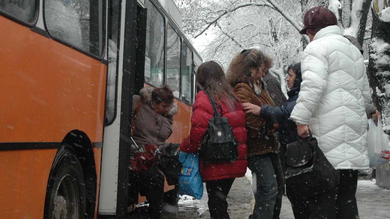 Скандално отношение към дете в градския транспорт във Враца