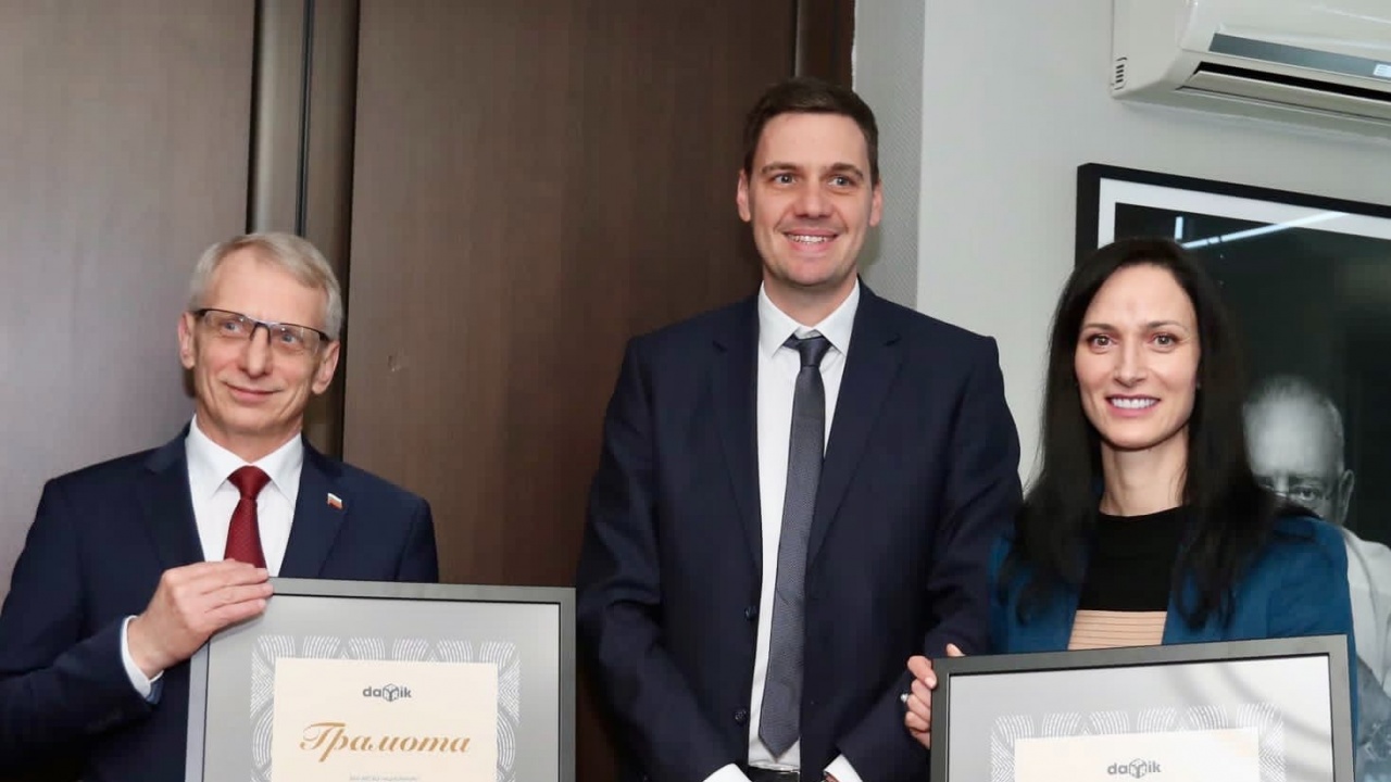 Премиерът акад. Николай Денков и вицепремиерът Мария Габриел бяха обявени за „Политици на годината 2023“
