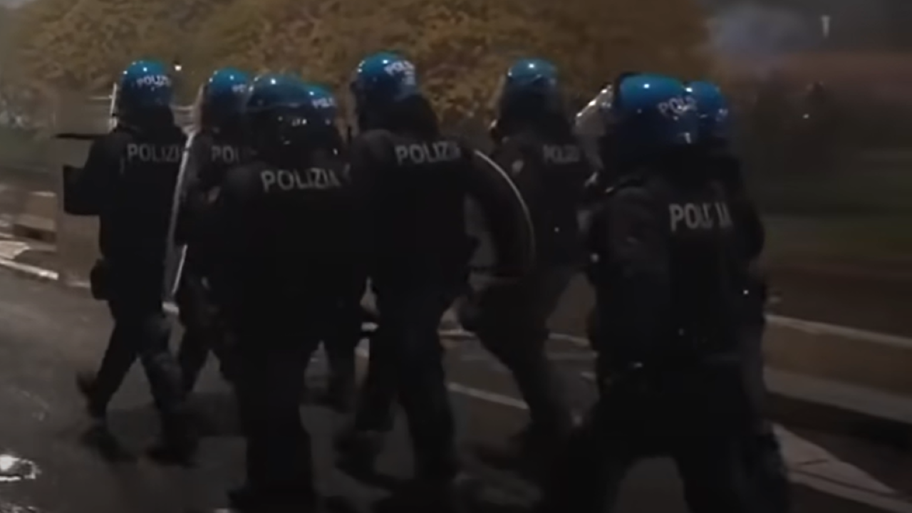 Ожесточени сблъсъци в Италия: бомбички, димки и водни оръдия на антиизраелски протест