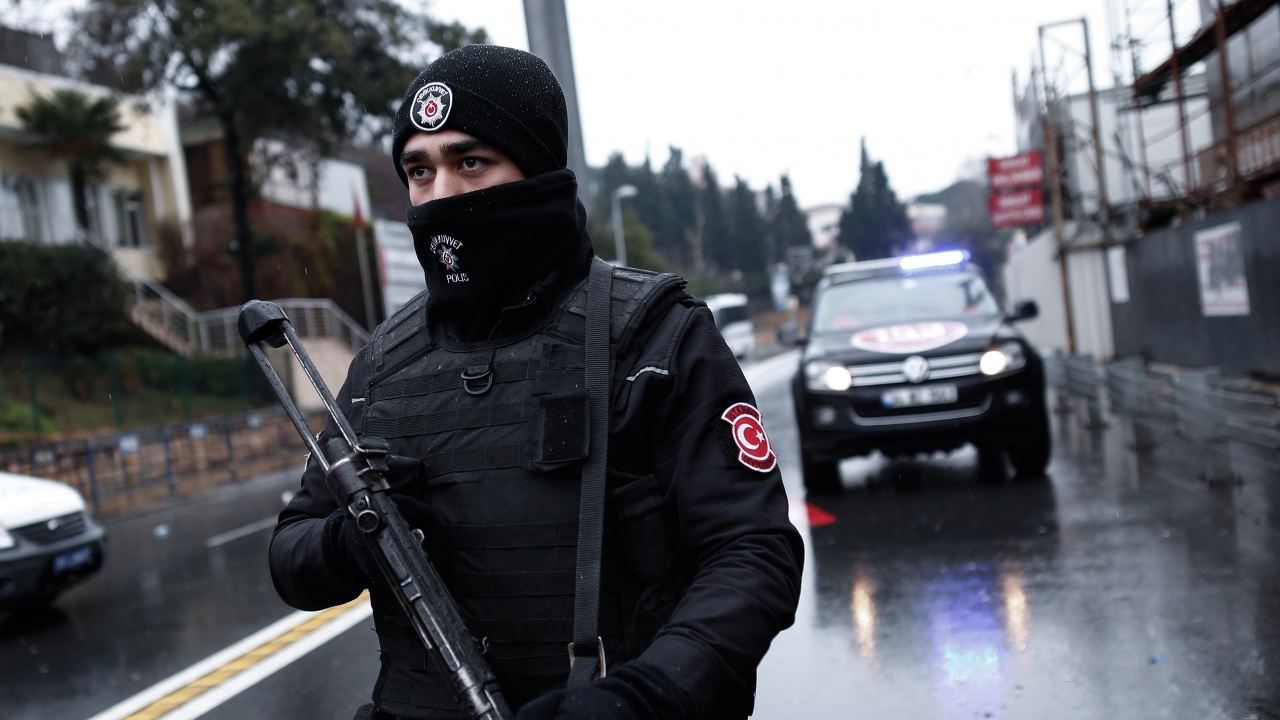 Мъж намушка с нож 11 души в Истанбул