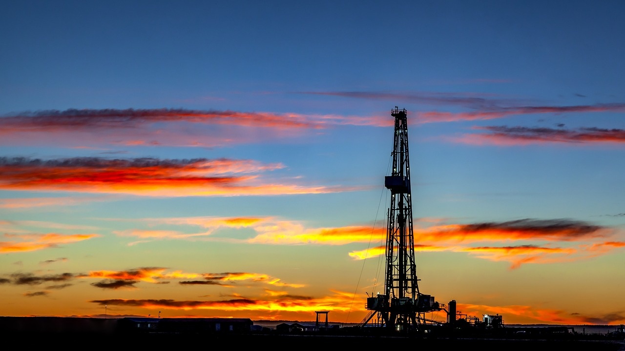 Петролът поевтиня под натиска на опасения за спад на търсенето