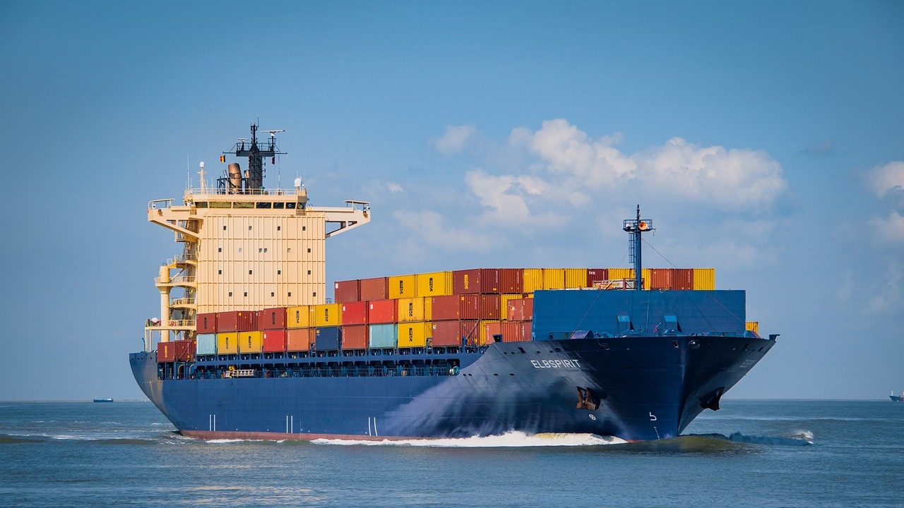 Товарен кораб удари контейнеровоз на пристанище Ахъркапъ в Истанбул