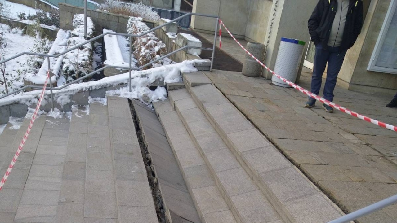 Пропадна стълбището пред сградата на Община Дулово