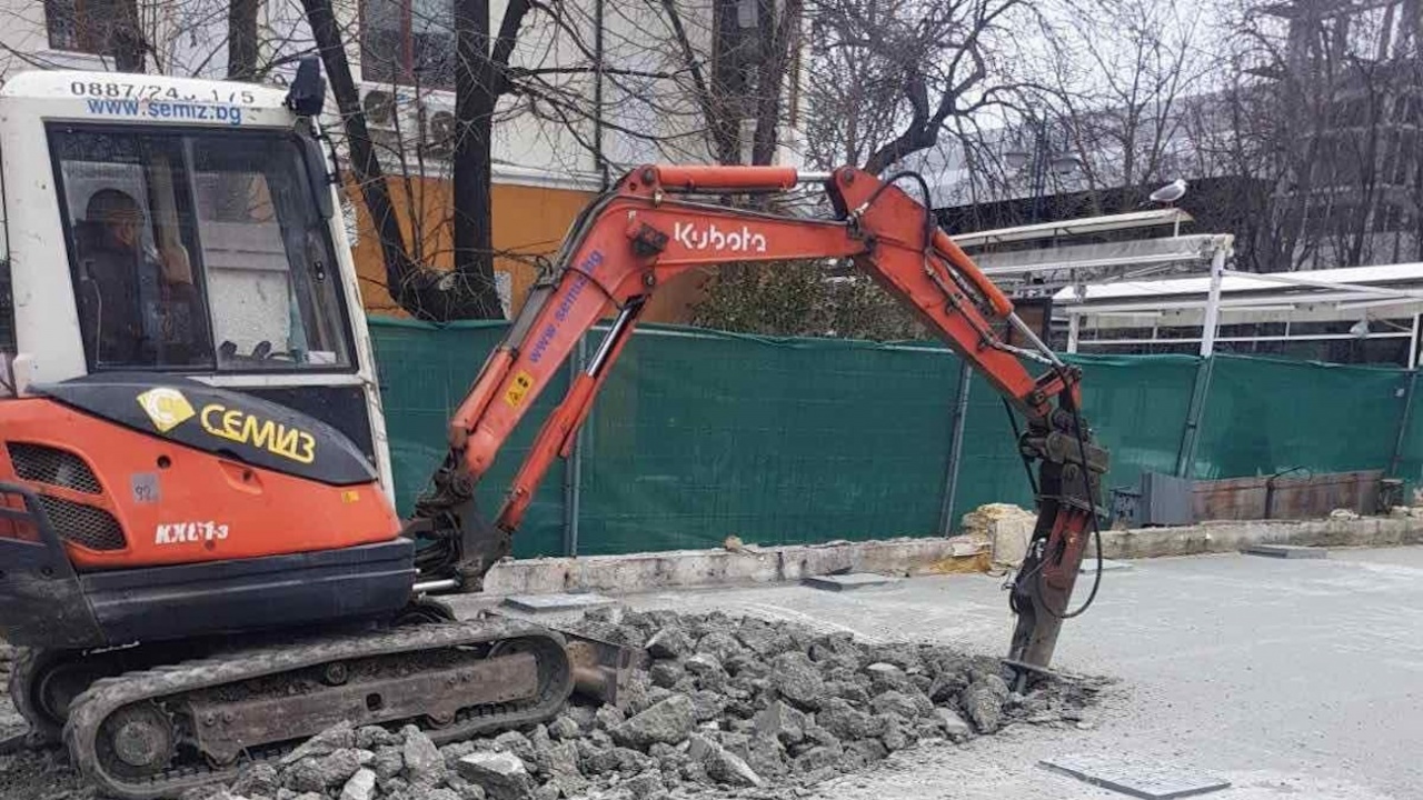 Премахват бетон, излят в двора на къща паметник на културата във Варна