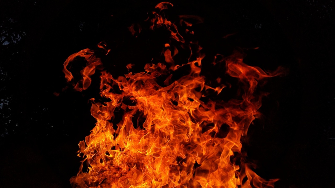 Четири екипа огнеборци гасиха пожар в жилищна сграда в Асеновград