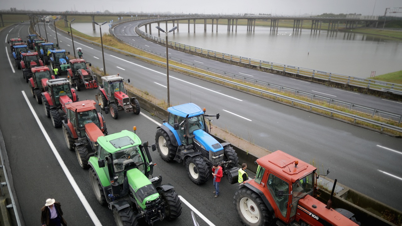 Протестиращи фермери блокираха пътища във Франция, искат помощи от държавата