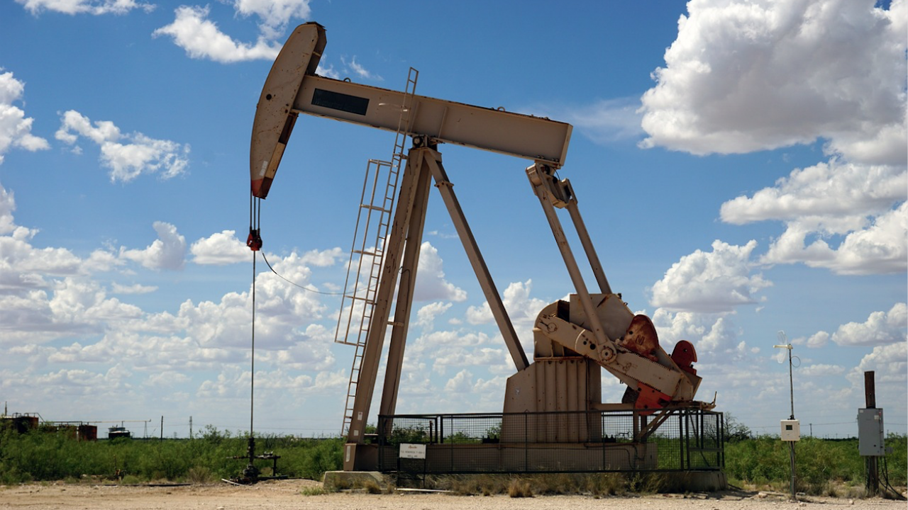 Петролът поскъпва заради спад на американските запаси
