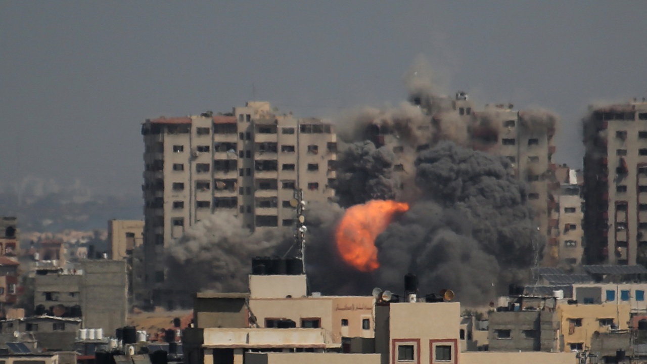 Израелски танкове обстрелват районите около две болници в главния град на ивицата Газа