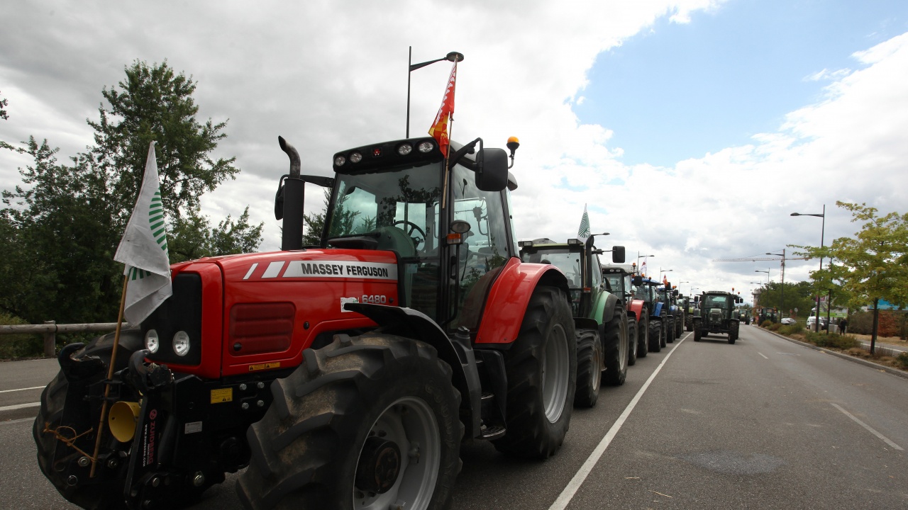 Френски фермери блокираха магистрали около Париж - протестът достига столицата