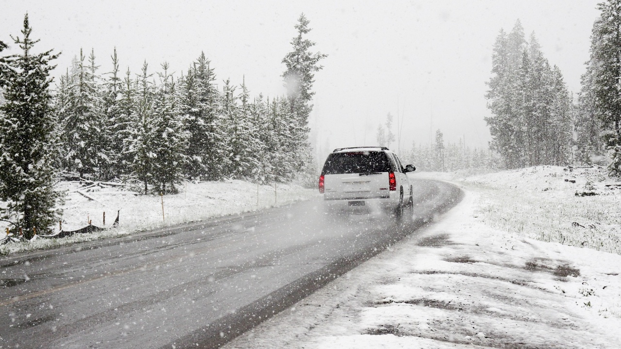 АПИ предупреждава: Сняг и дъжд по пътищата през уикенда