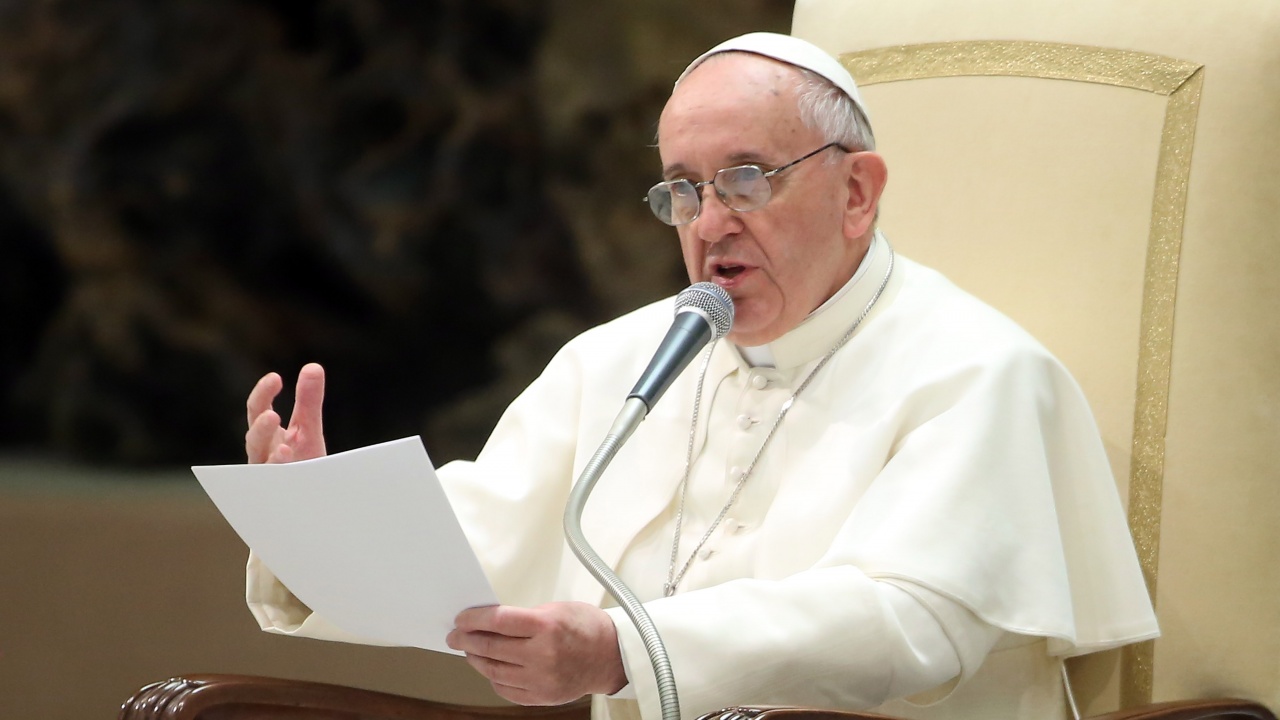 Папата каза, че благословията му за ЛГБТИ общността се отнася за хората, а не за еднополовите бракове