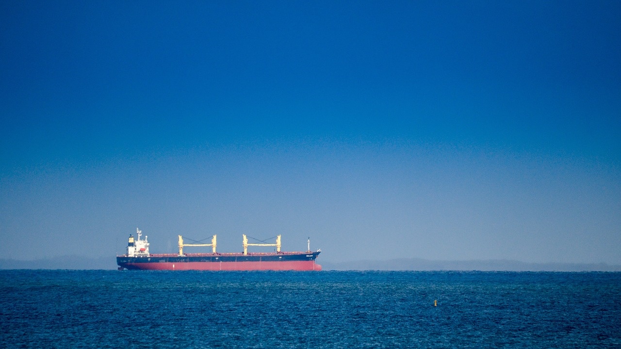 Иран задържа чуждестранен кораб, транспортиращ 2 млн. литра контрабандно гориво