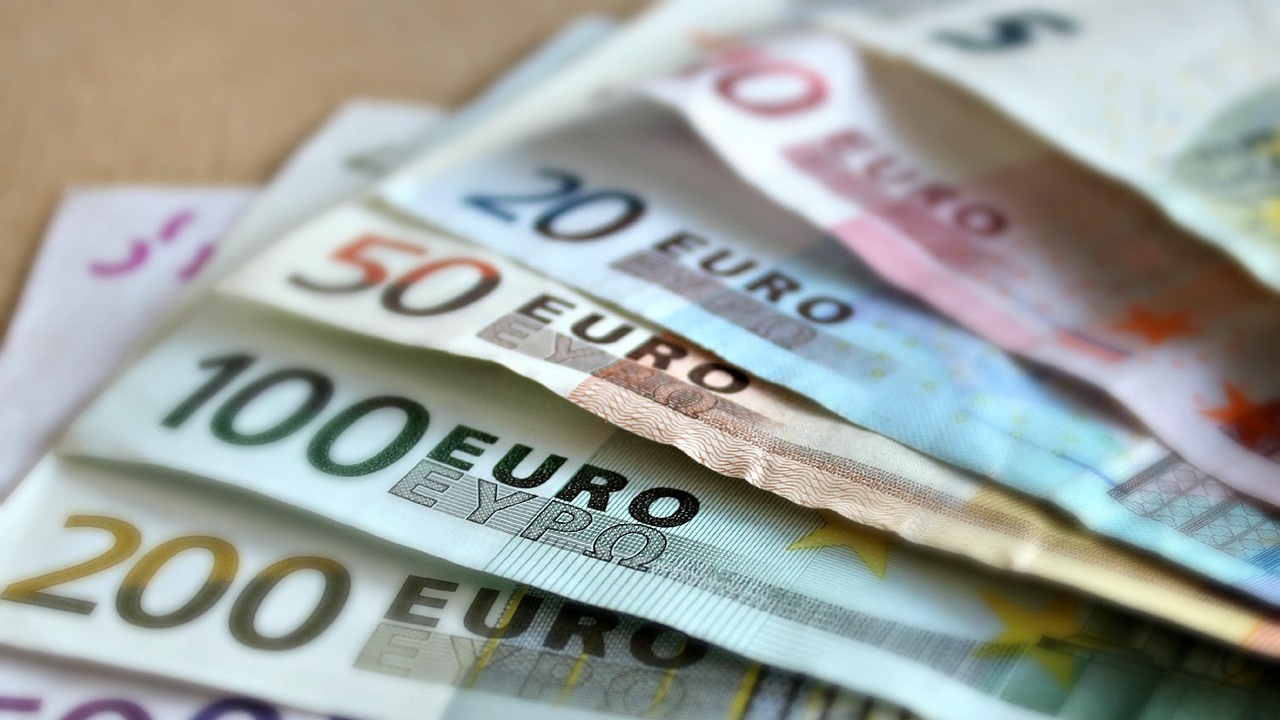Минималната работна заплата в Гърция става 820 евро от април