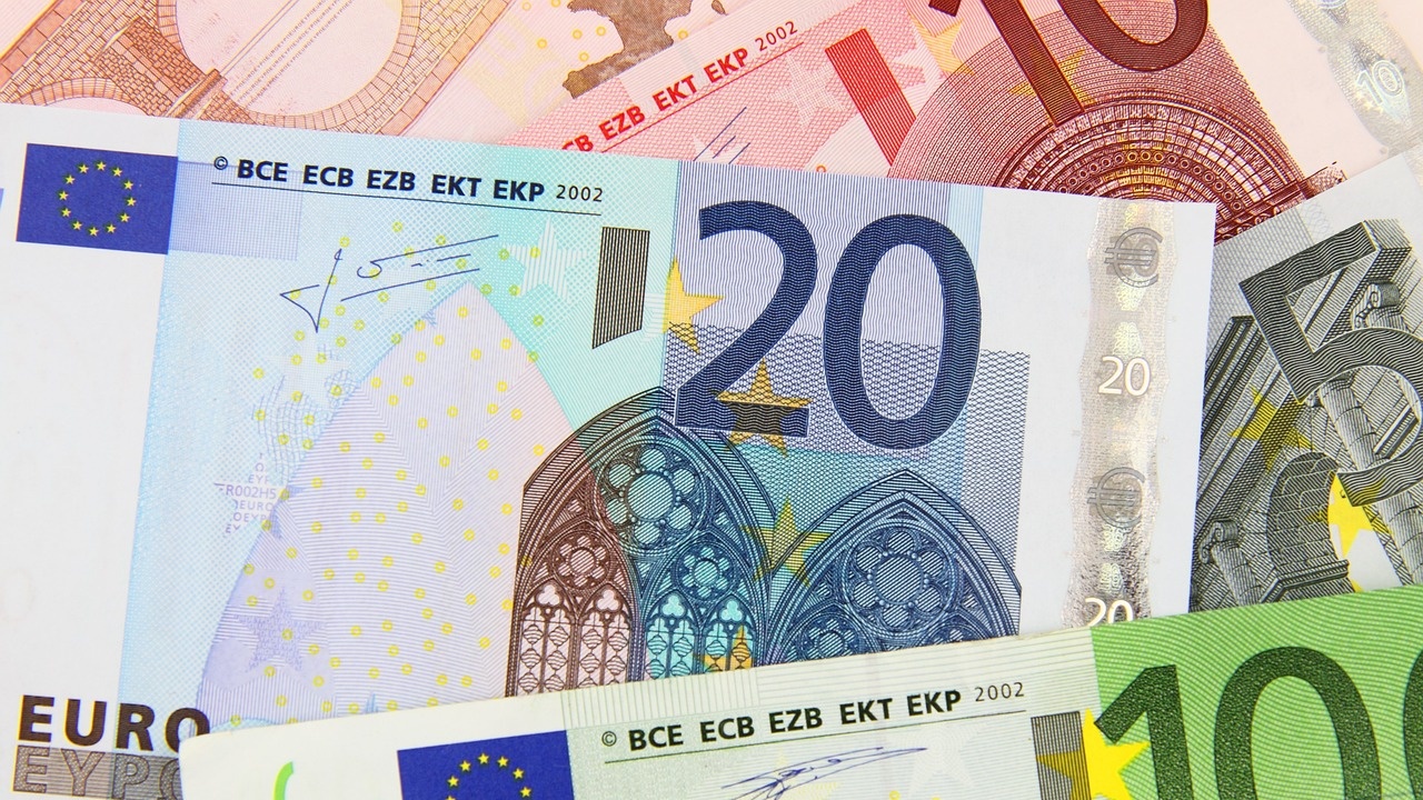 ЕЦБ: Делът на фалшивите евробанкноти остава нисък през 2023 г.