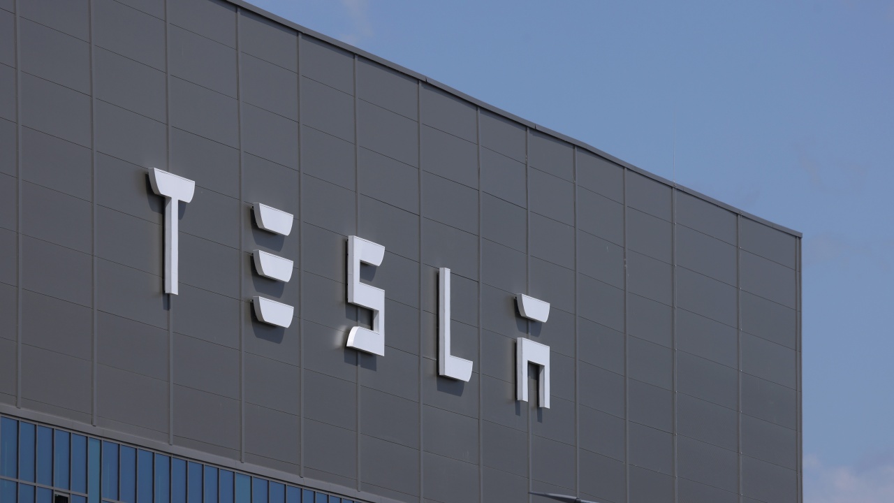"Тесла" спира временно производството си в Германия заради недостиг на части