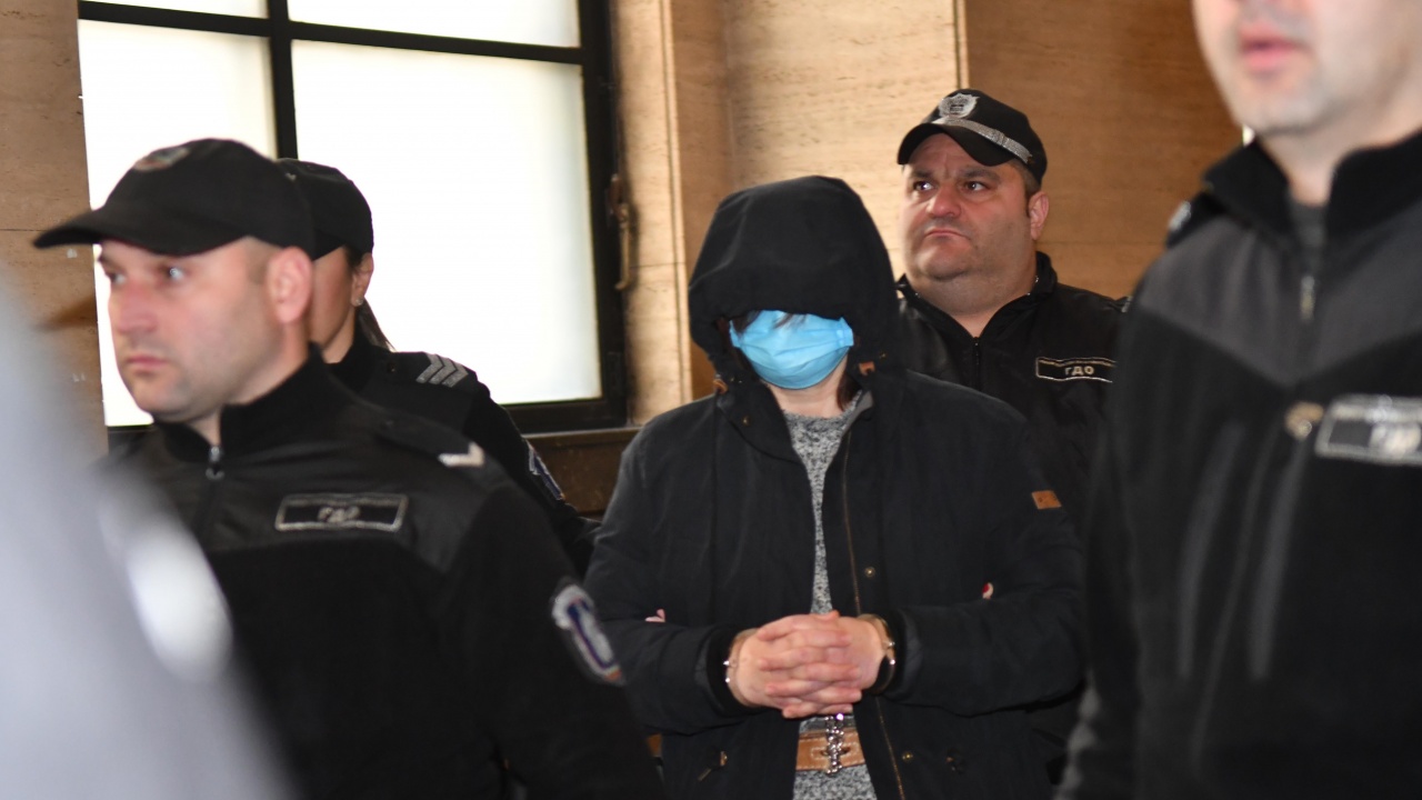 Убийството на Пейо Пеев: Доведоха Красимира Трифонова в съдебната зала с белезници и пранги