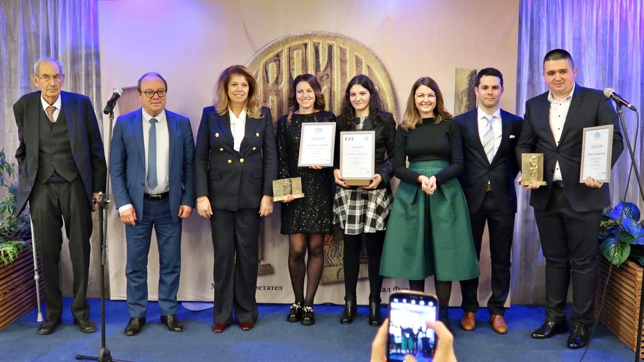 Вицепрезидентът Йотова връчи на млади българи годишните награди на фондация „Еврика“ за високи постижения