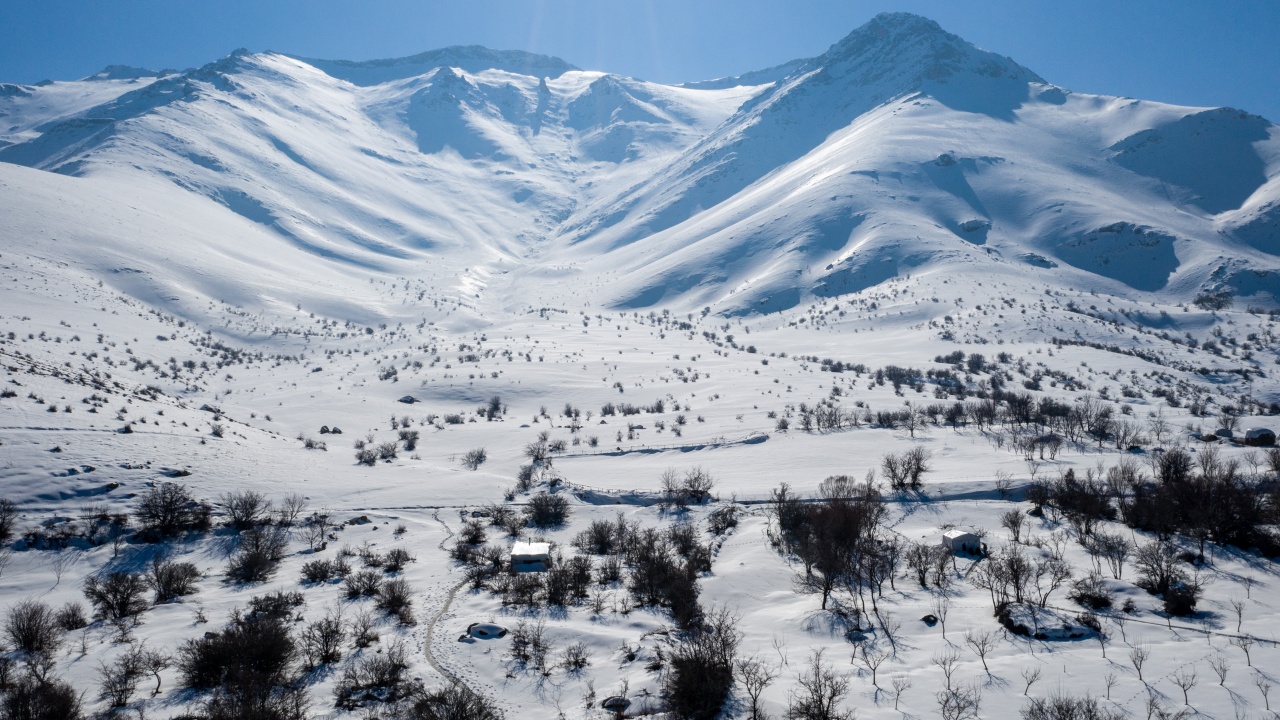 Десет метра снежна покривка натрупа в Източна Турция