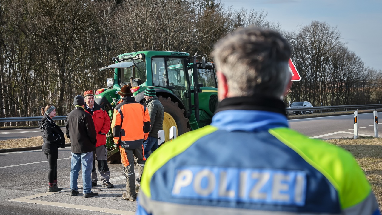 Гневни фермери с летящи яйца и барикади отстояват исканията си в Брюксел