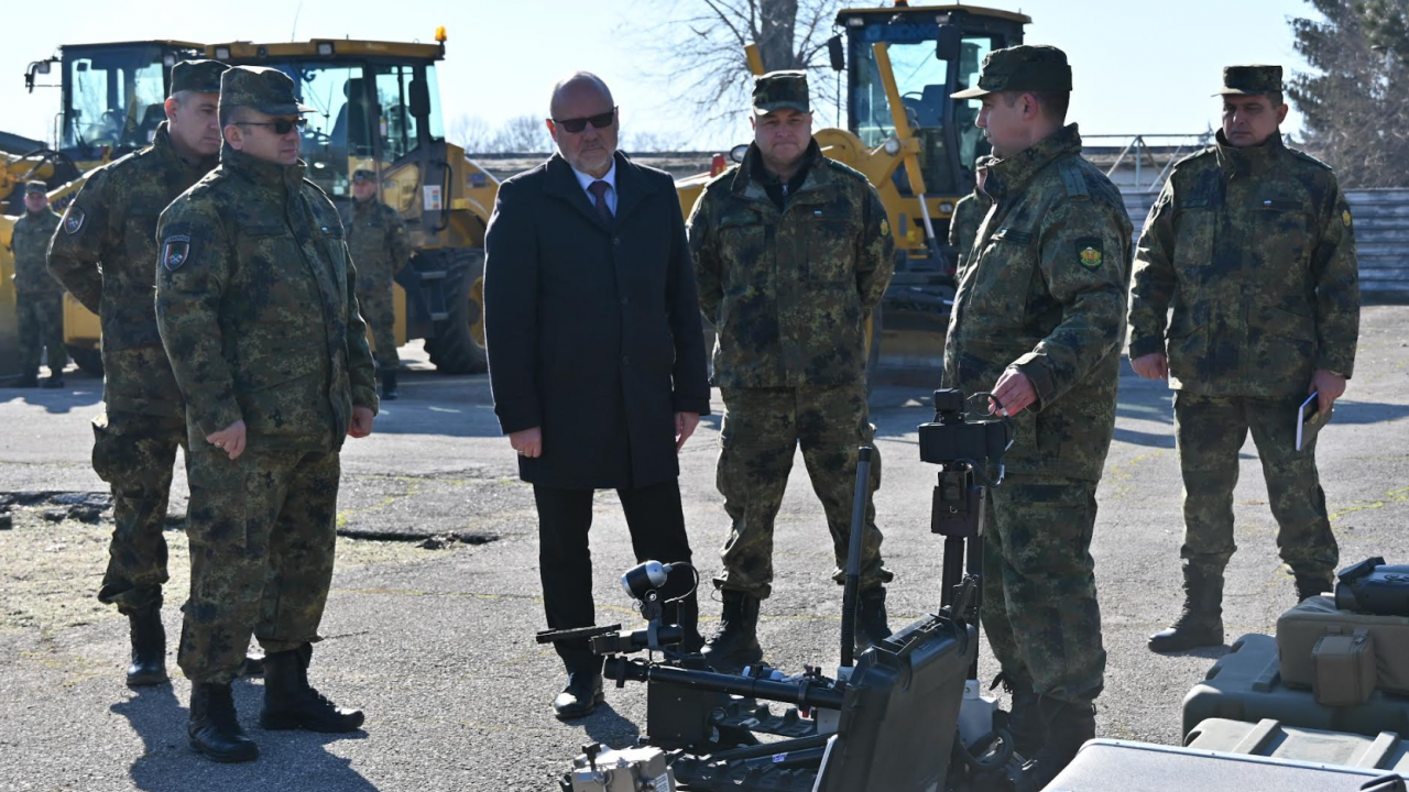 Министър Тагарев посети гарнизон Белене