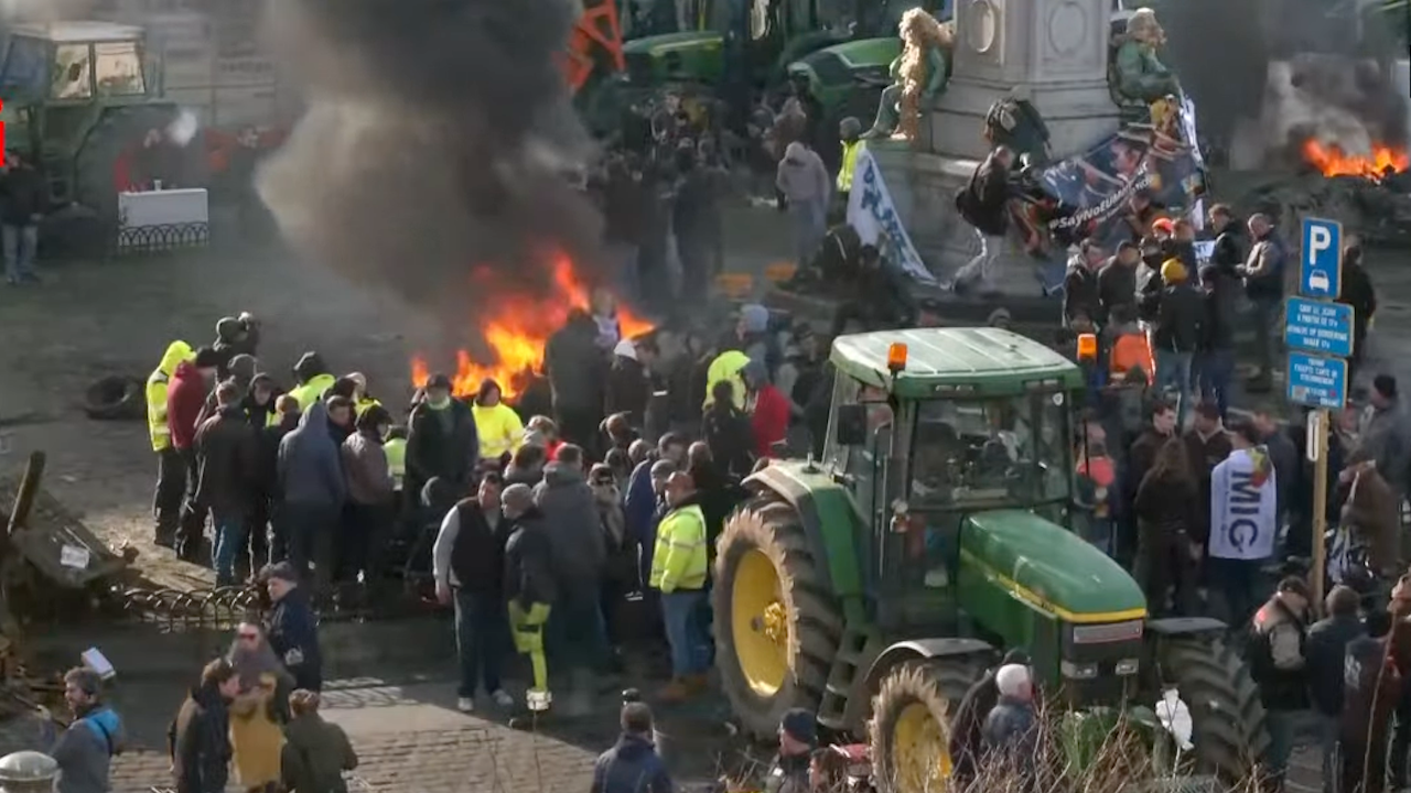 Протестите на фермерите в Брюксел ескалираха, посрещнаха ги с водни оръдия