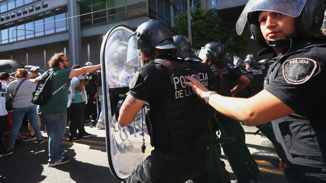 Сблъсъци между полицията и протестиращи в Буенос Айрес