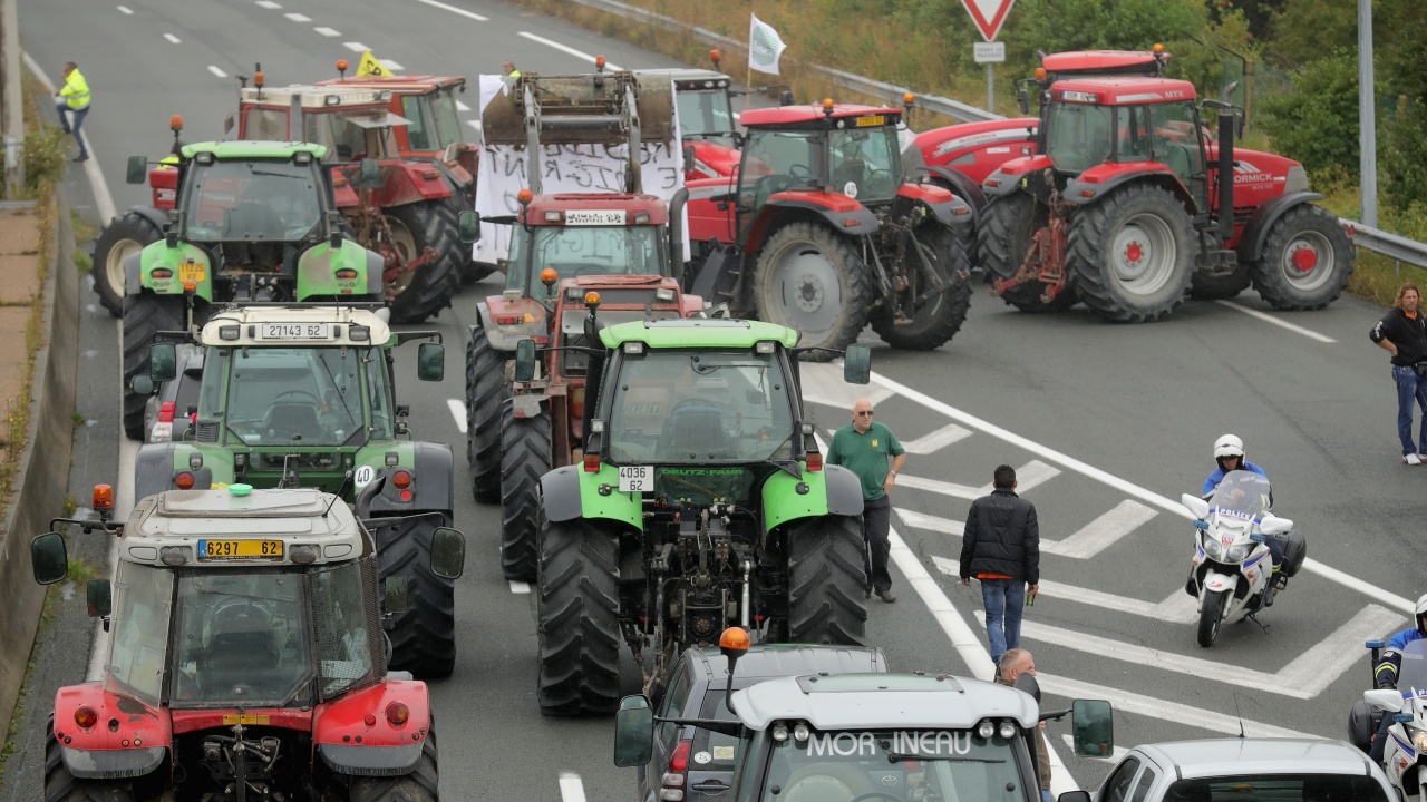 Френските фермери вдигат блокадите, но протестите в други страни продължават