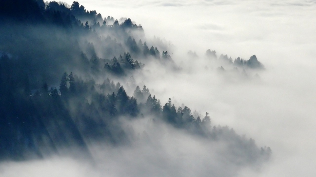 Силен вятър и мъгла: Лоши условия в планините