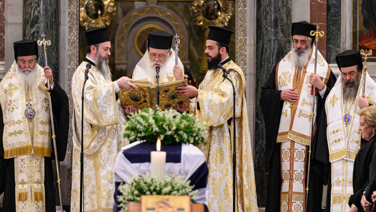 В църквите в Гърция бе прочетено послание на Синода срещу еднополовите бракове