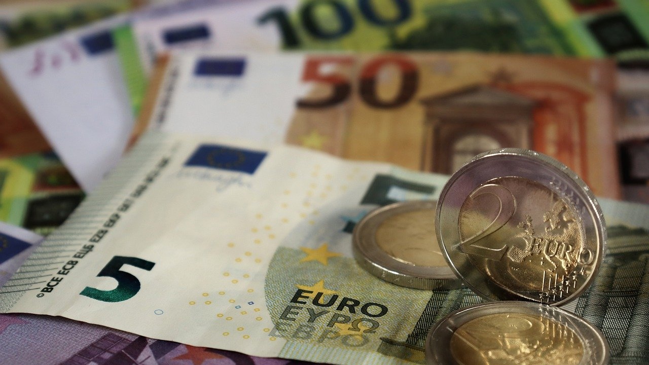Еврото спадна рязко под 1,08 долара
