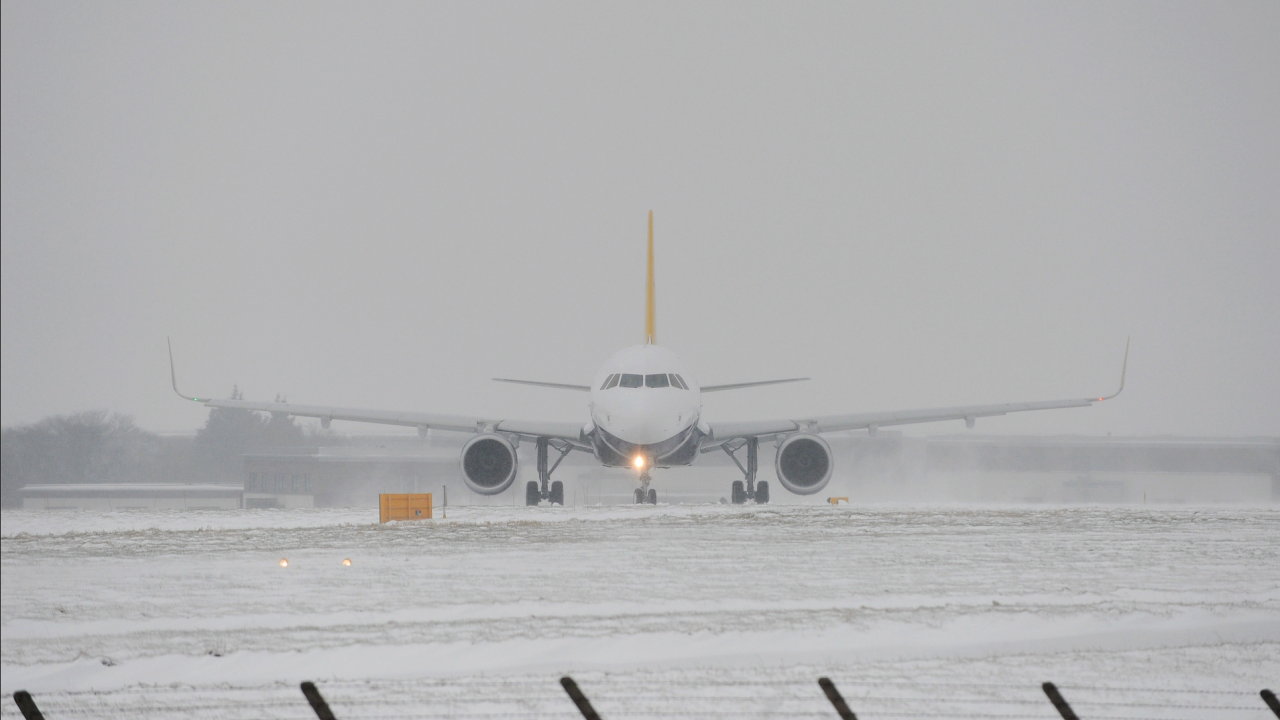 Силен снеговалеж доведе до анулирането на най-малко 100 полета на летищата в Токио