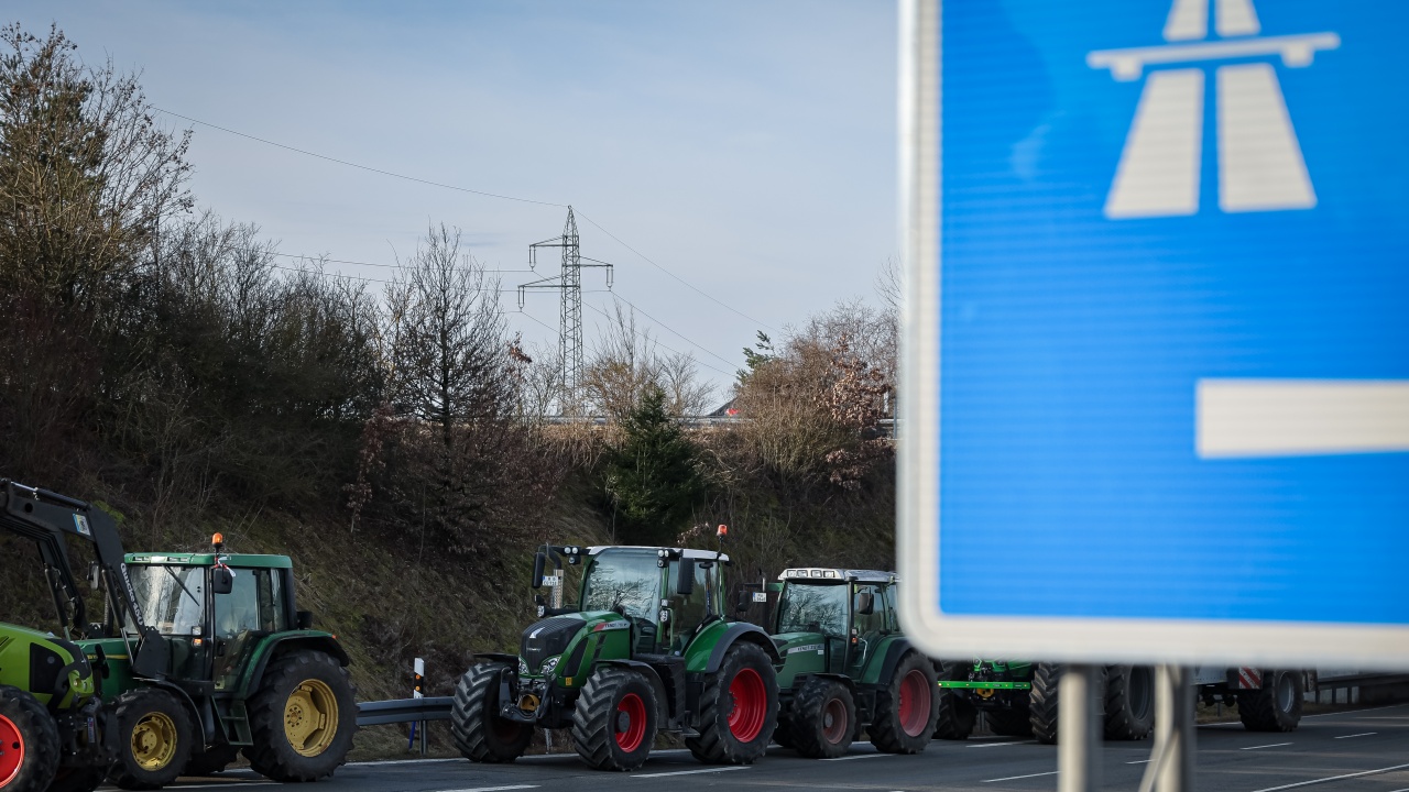 Започна походът на италианските фермери с трактори към Рим