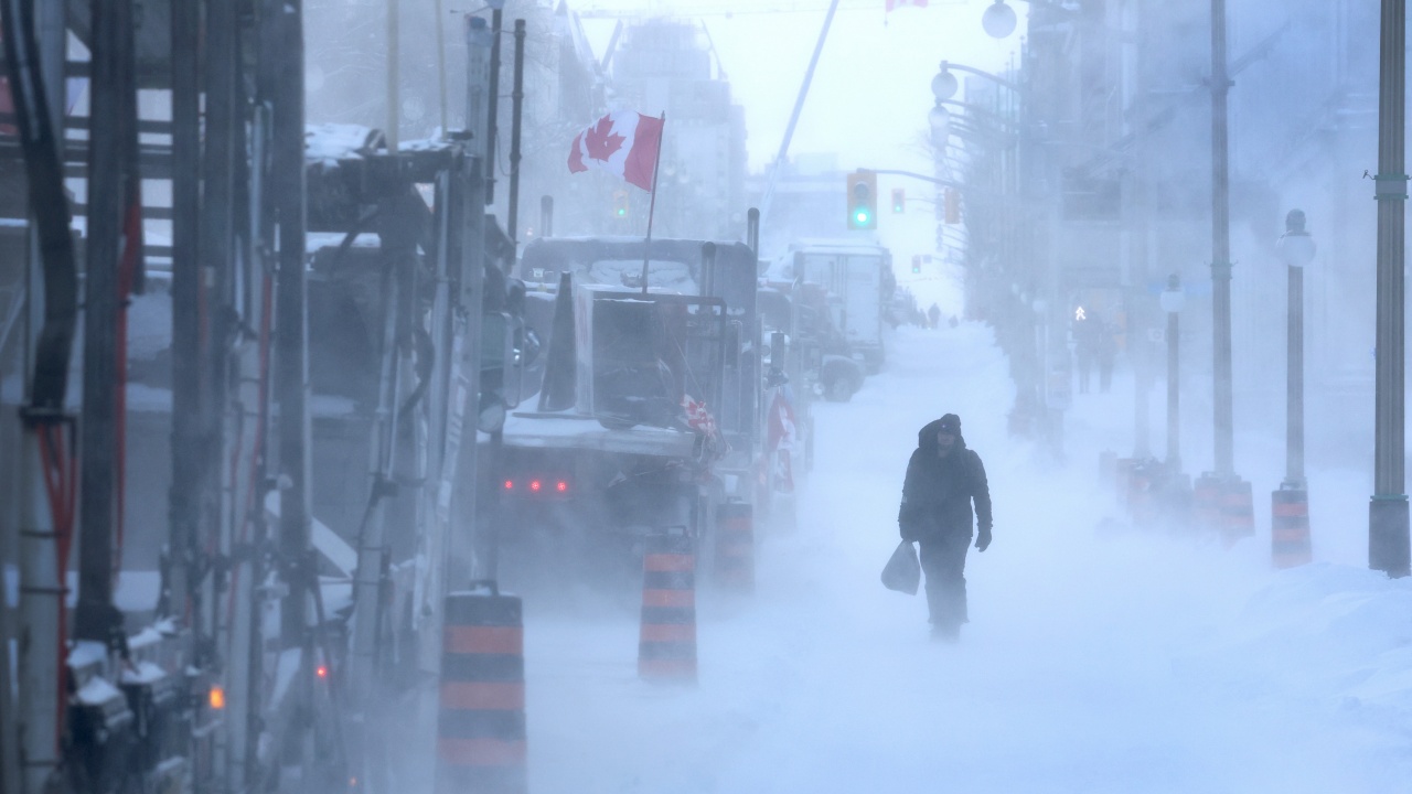 Мощна снежна буря парализира Канада