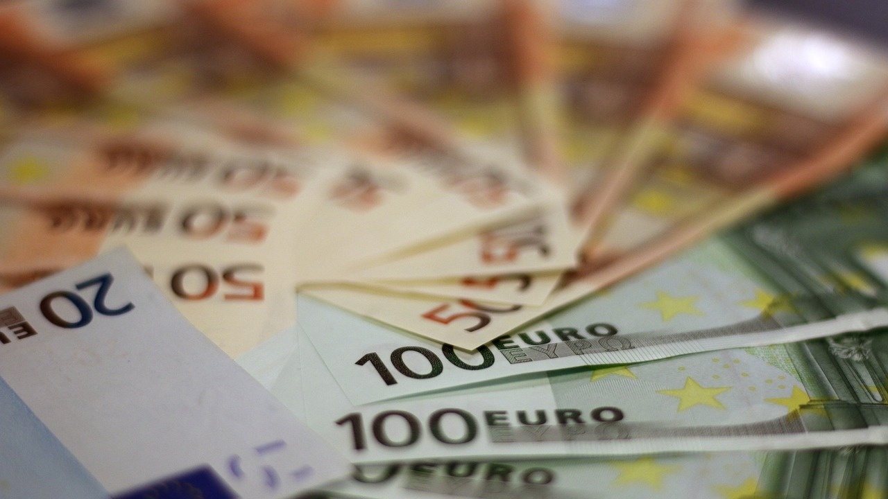 Еврото остава под 1,08 долара