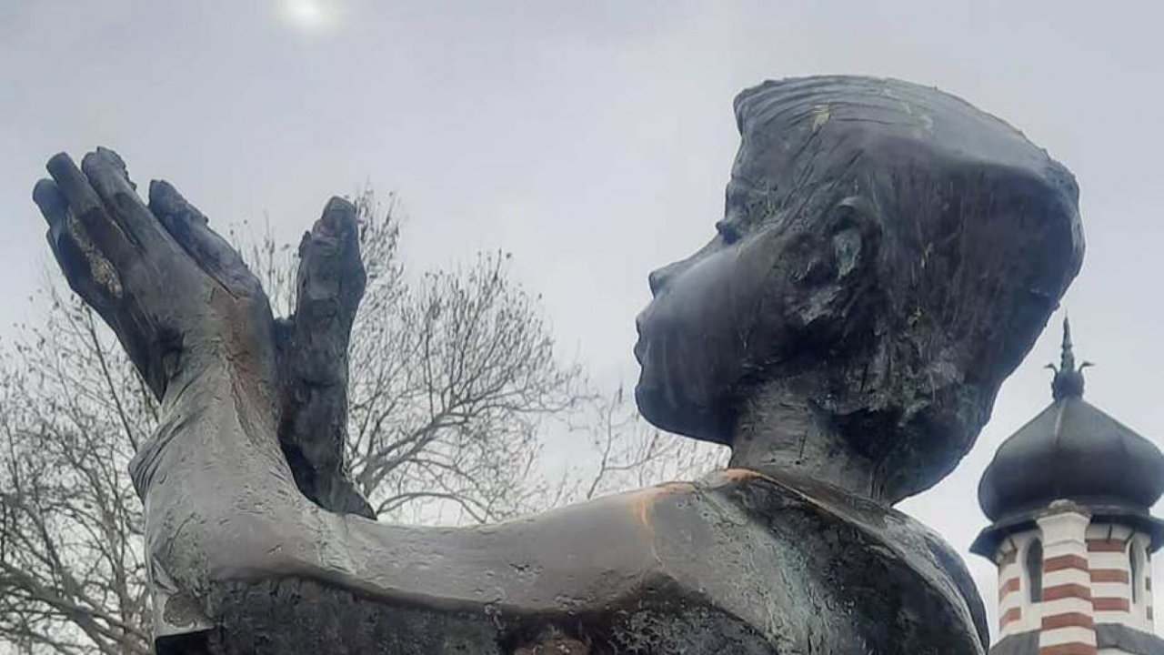 Мъж откърти с чук част от емблематична скулптура в центъра на Плевен