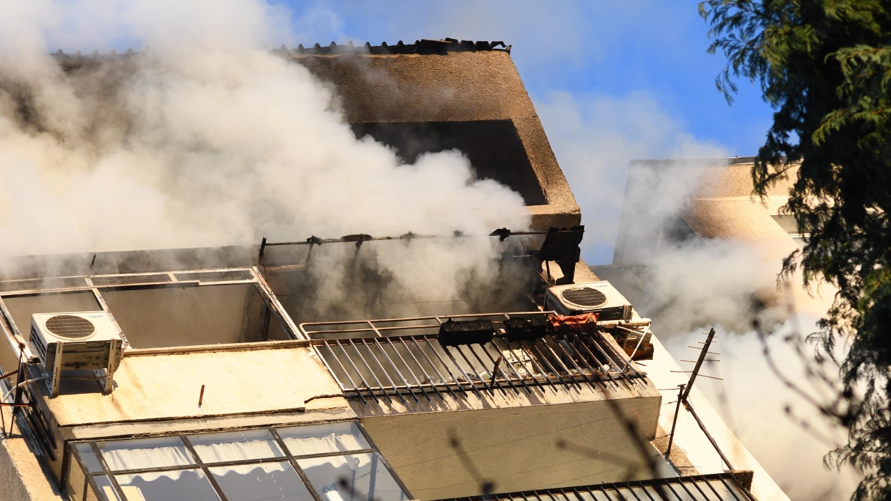 Над десет души бяха евакуирани от жилищен блок в Сливен заради пожар