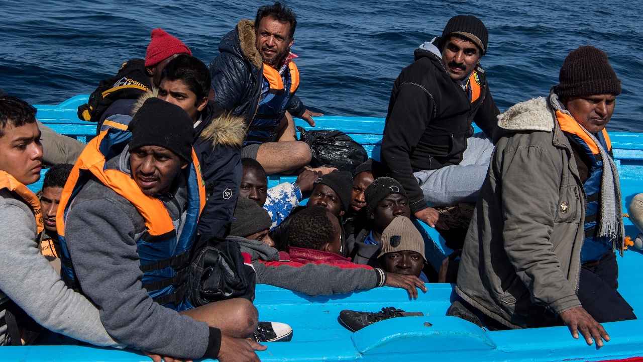 Български граничен кораб спаси 44 мигранти до о. Лесбос