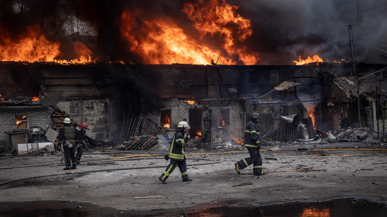 Пожар след удар на руски дронове по бензиностанция в Харков, наложи се евакуация