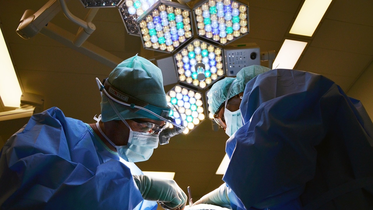 Съдови хирурзи спасиха 81-годишна жена след 10-часова операция