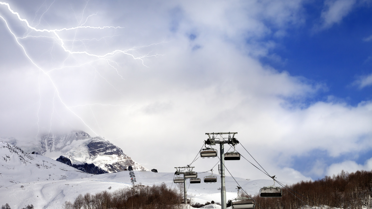 Гръмотевици и дъжд удариха лифтове на Пампорово, затвориха ски зоната