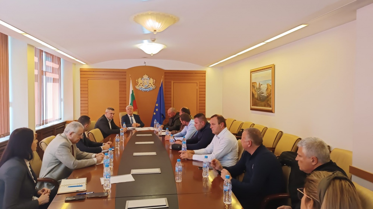 Министър Вътев и браншови организации обсъждат подписването на споразумение с мерки в помощ на земеделските производители