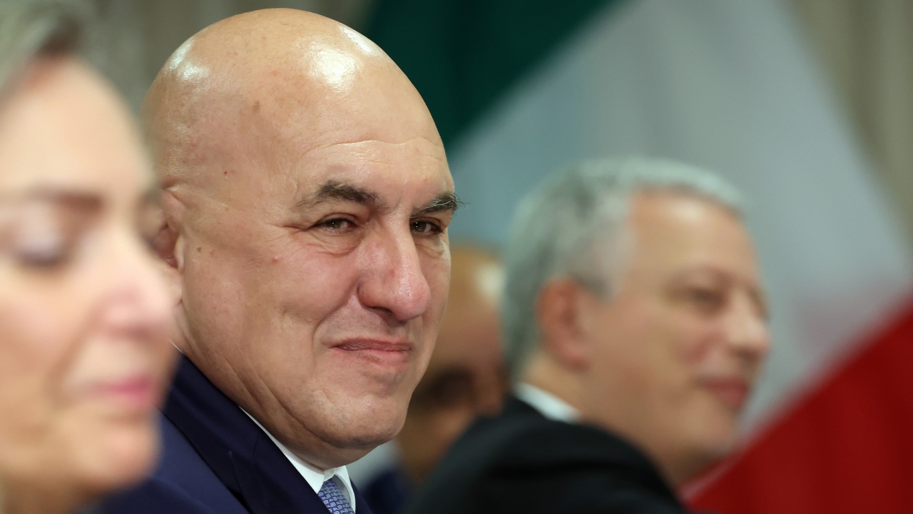 Министърът на отбраната на Италия е хоспитализиран със съмнения за перикардит