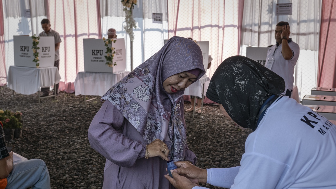 Избирателните секции в източните райони на Индонезия отвориха врати