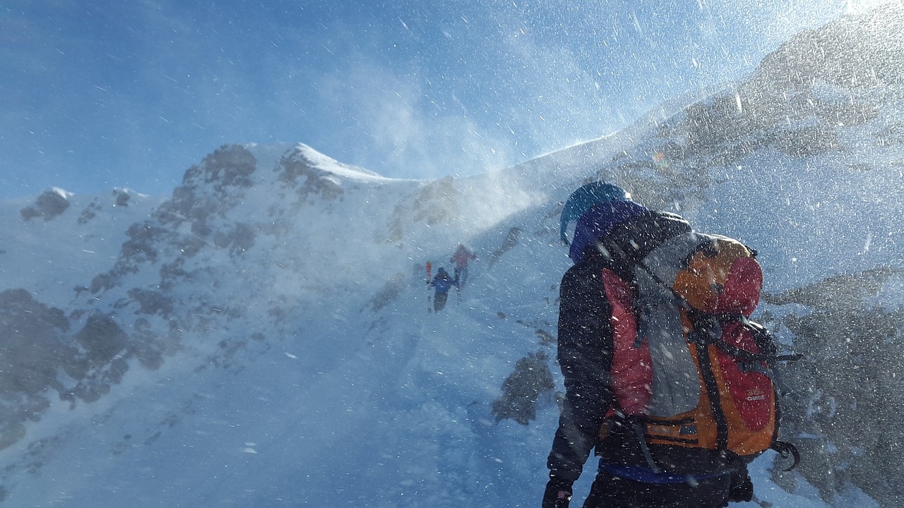 За висока степен на лавинна опасност предупредиха от Планинската спасителна служба
