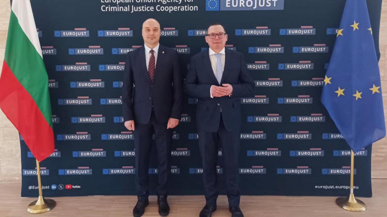 Министър Славов обсъди с председателя на Евроюст разследването на военни престъпления в Украйна