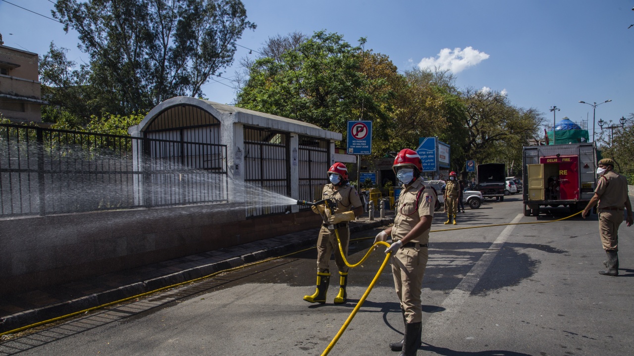Най-малко 11 загинали и 4 ранени при масивен пожар в завод за бои в Делхи