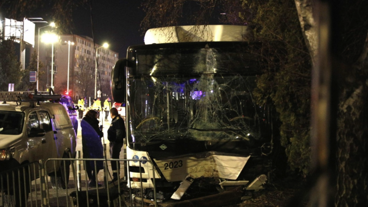 Автобус на градския транспорт в София удари три коли и помете два павилиона, пострадала е жена