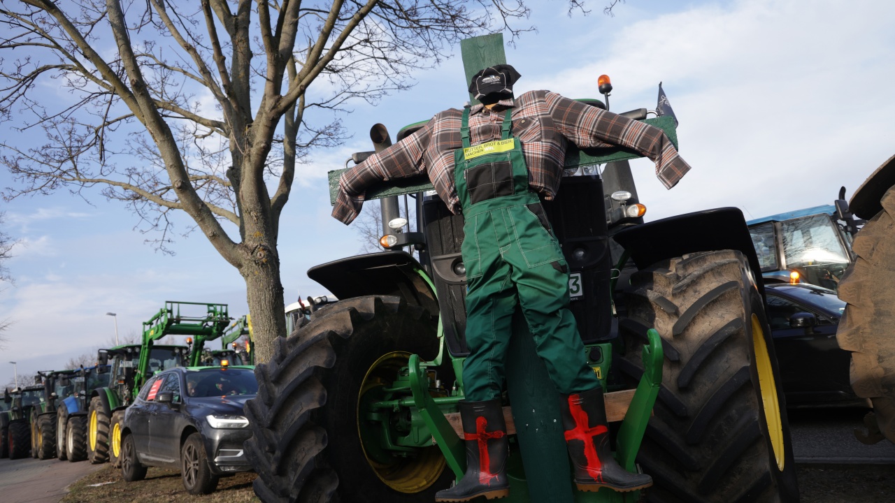 Стотици фермери влязоха във Прага с трактори и техника