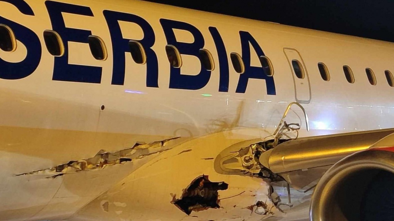 Извънредна ситуация със самолет с дупка в Белград